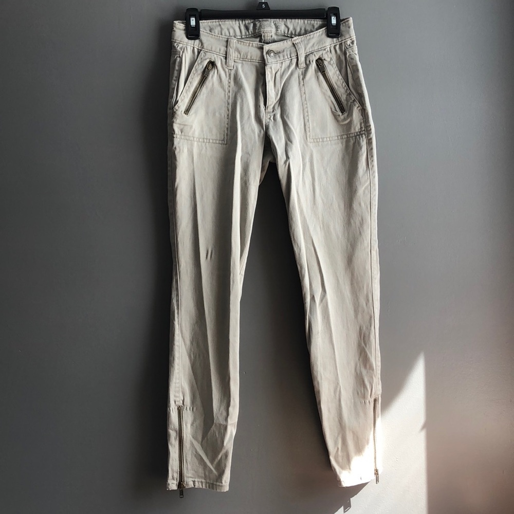 Tan pants / tan skinny jeans